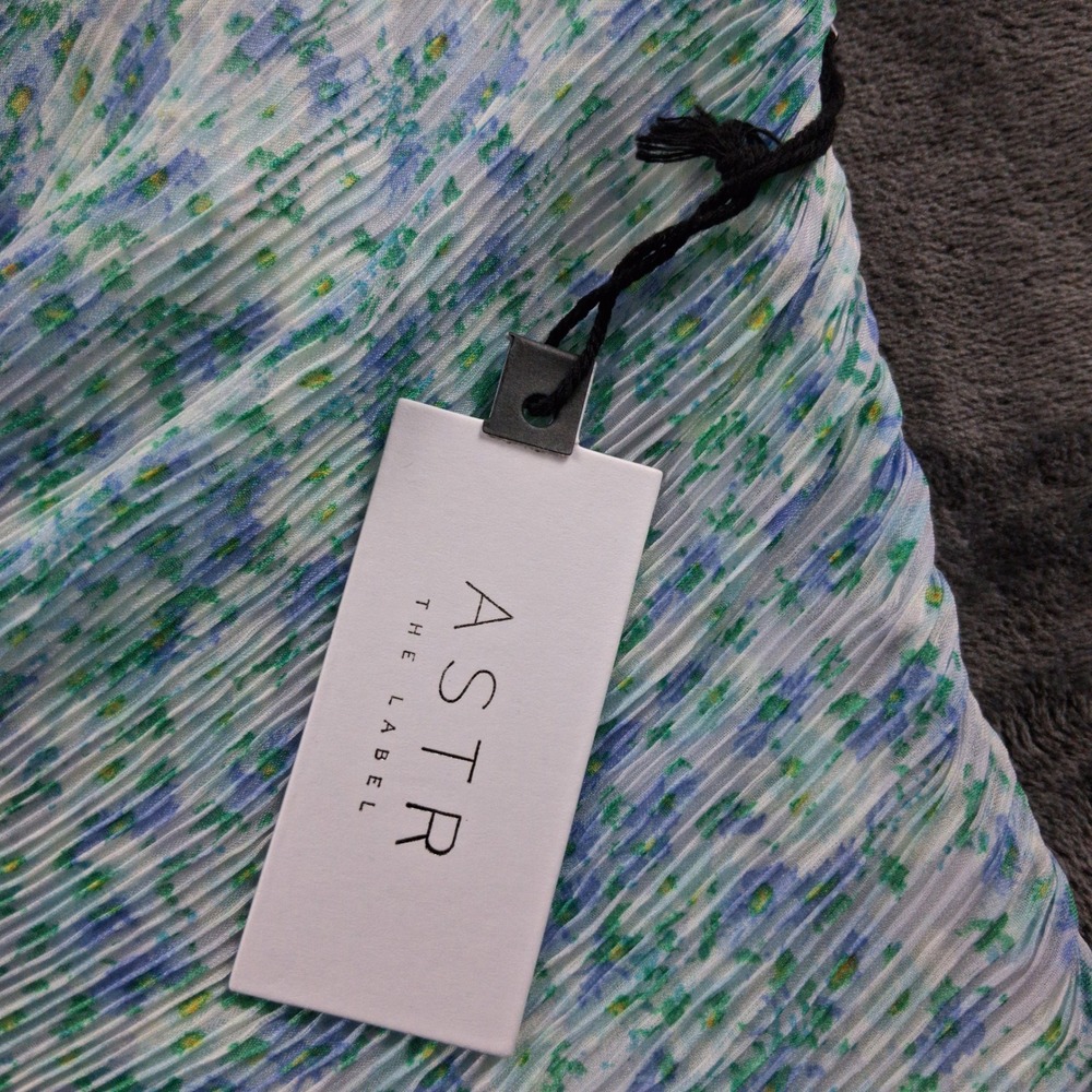 NWT ASTR The Label Floral Crop Top Womens Small Blue Green Ruched Flutter Sleeve - Picture 4 of 9